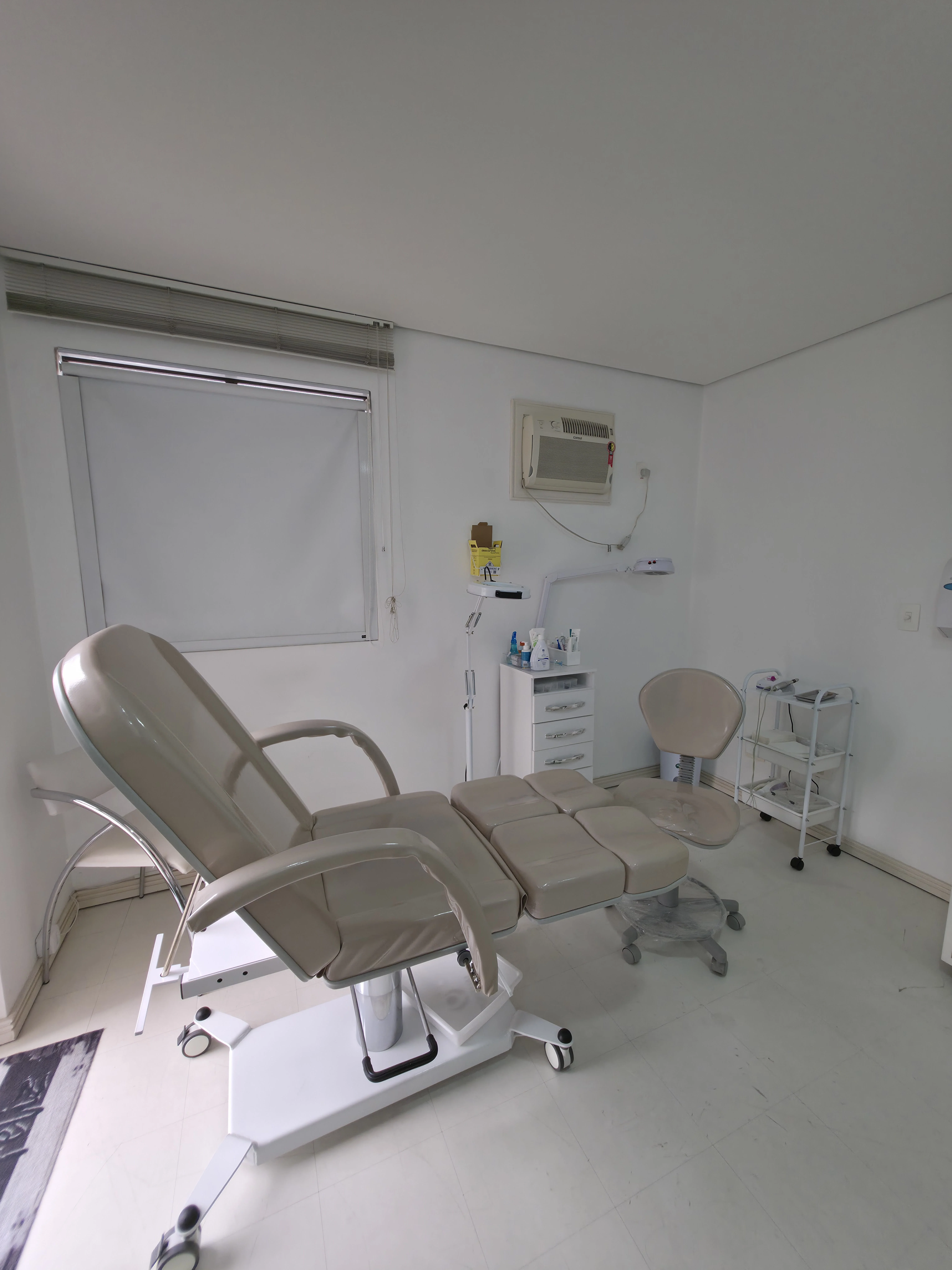Sala de atendimento com cadeira podológica