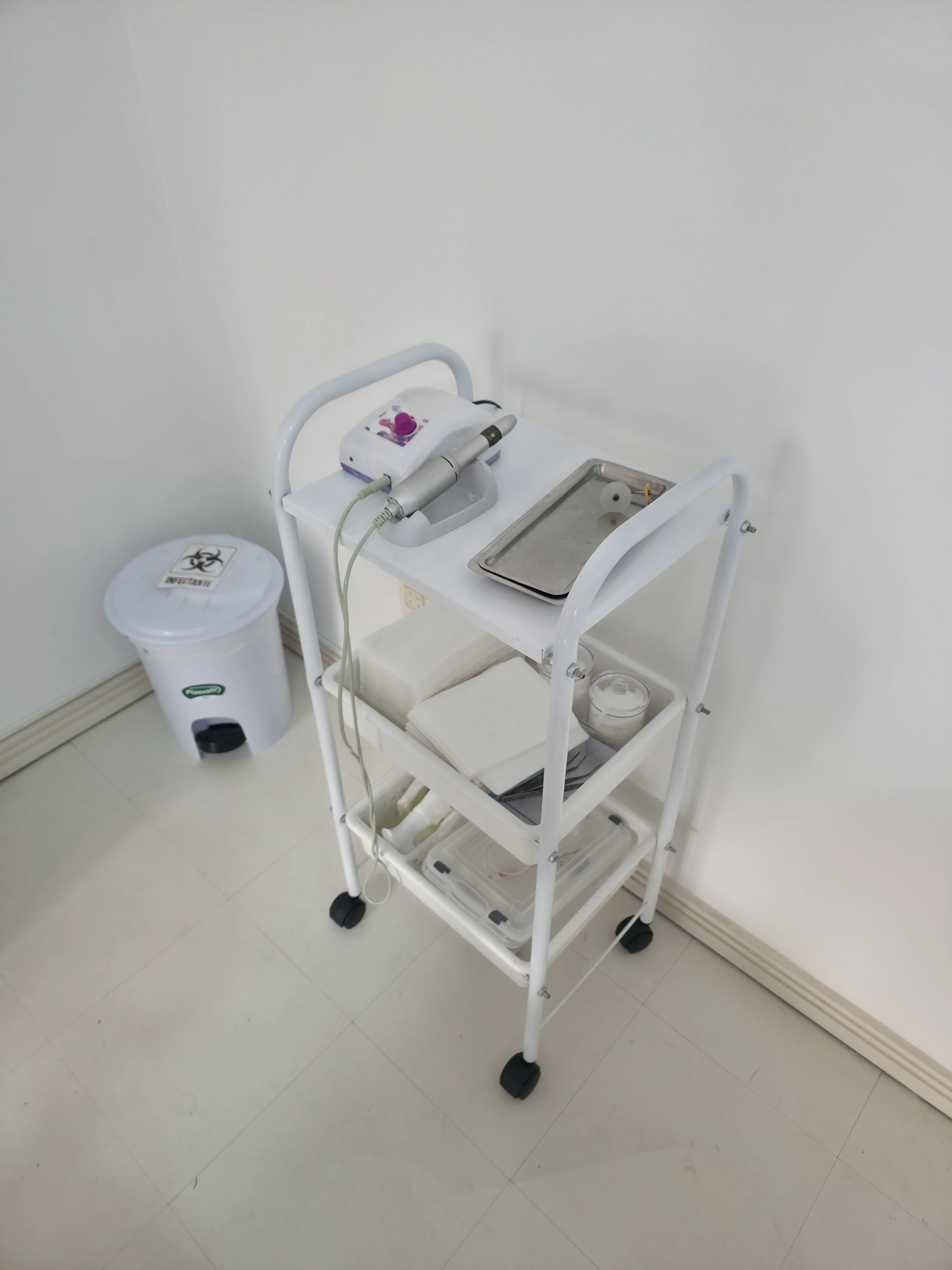 Carrinho de apoio com micromotor e bandeja estéril